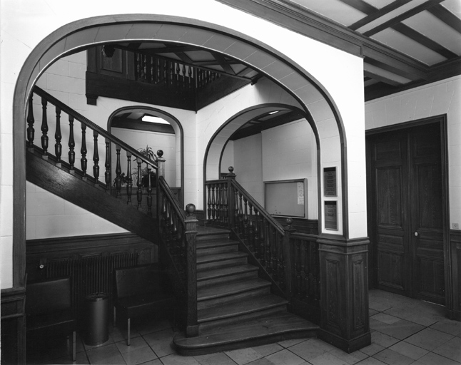 Vue intérieure du hall et de l'escalier.