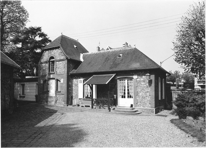 Vue des communs : maison du jardinier.