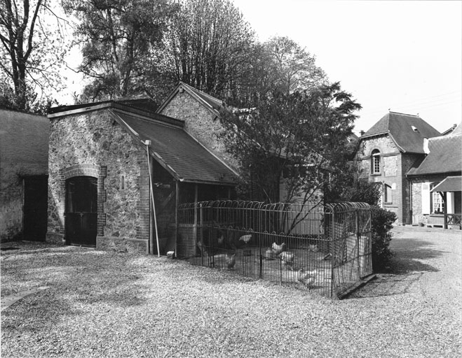 Vue des communs : chenil et remise à l'arrière plan.