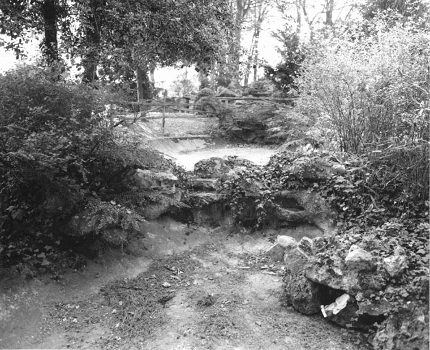 Vue des bassins du jardin de rocaille.