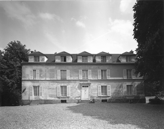 Vue de la façade antérieure.