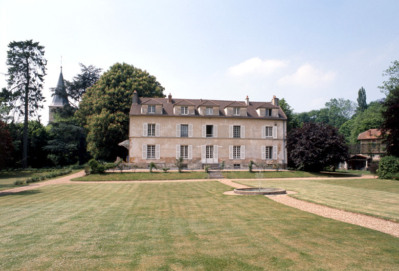 Vue de la façade postérieure sur le parc.