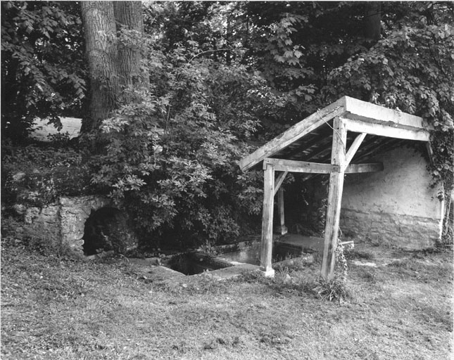 Vue de la fontaine Saint-Martin et du lavoir à l'angle est du parc.