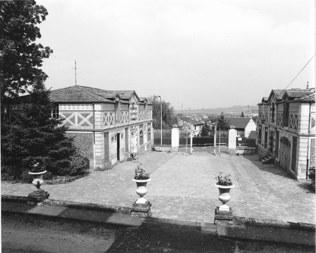 La cour et les communs vus du perron du château.