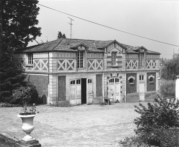 Vue de l'élévation antérieure des communs.