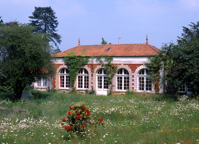 Vue de l'Orangerie prise du côté du parc.