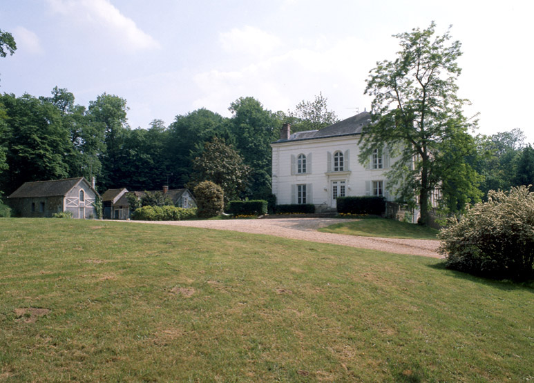 Vue d'ensemble prise de l'entrée (façade nord).