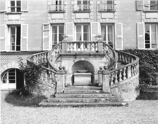 Vue de l'escalier de la façade ouest.