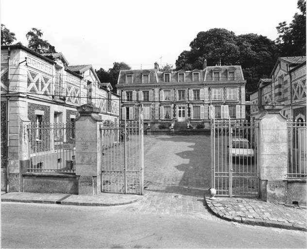 Vue du château, des communs et de la cour prise de l'entrée principale (rue de Colombet).