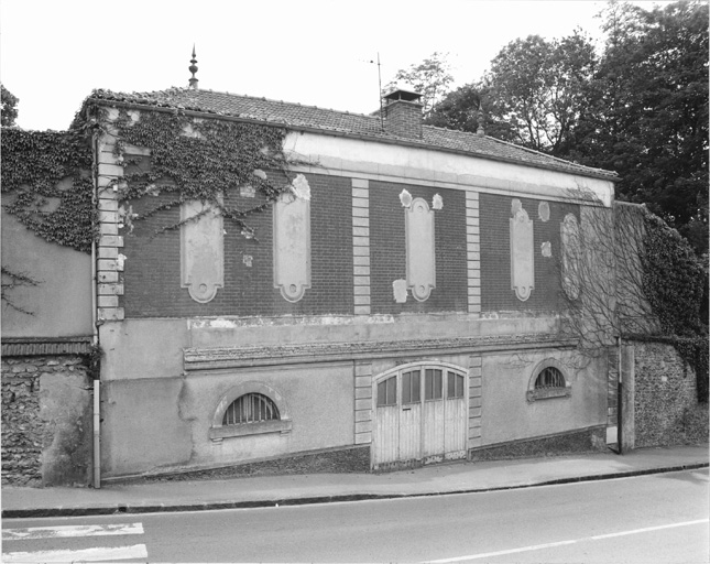 Vue de l'Orangerie prise de la rue et montrant l'étage de soubassement.