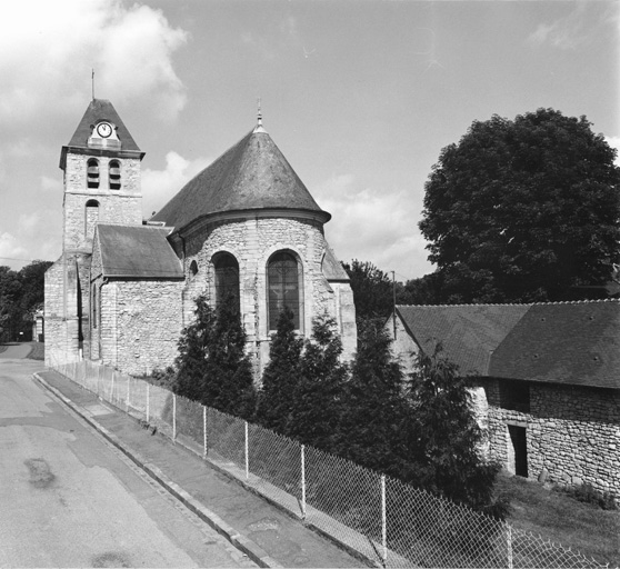 Vue de l'église prise depuis l'est.