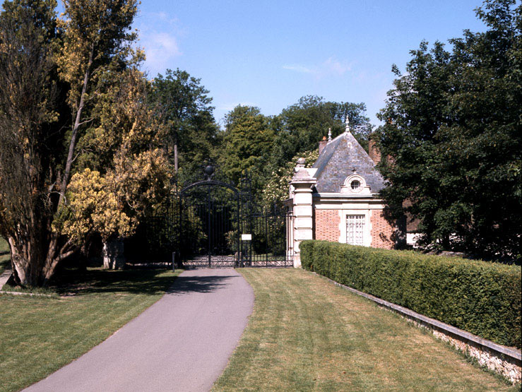 Grille et pavillon du gardien.