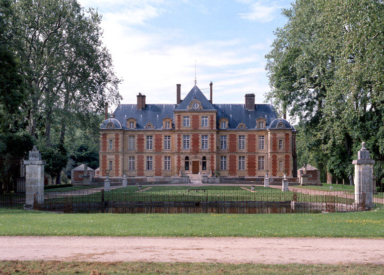 Façade antérieure précédée de la 'cour verte'.