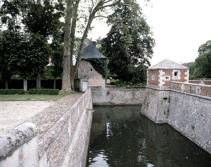 Douves, casemate et extrémité de la galerie menant à la chapelle : vue prise depuis le pont de la façade antérieure.