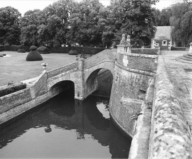 Pont-escalier sur les douves de la façade postérieure.