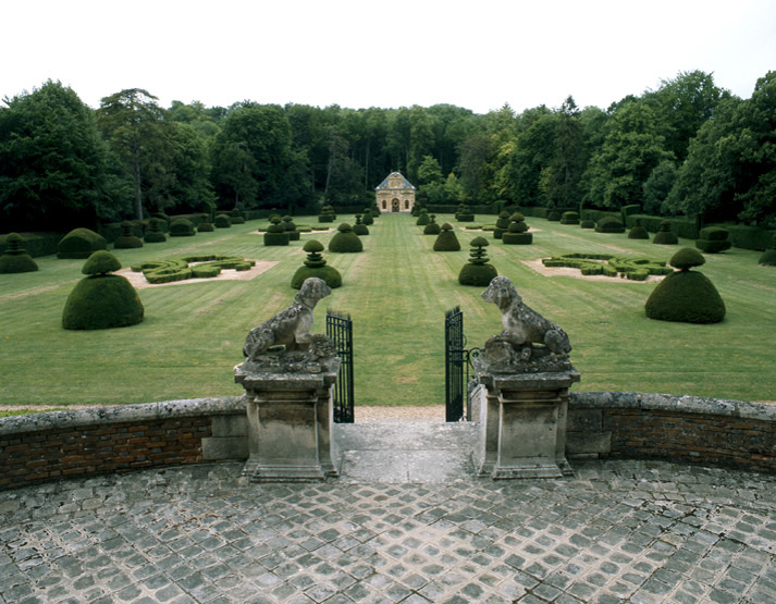 Jardin et nymphée vus depuis le perron du château.