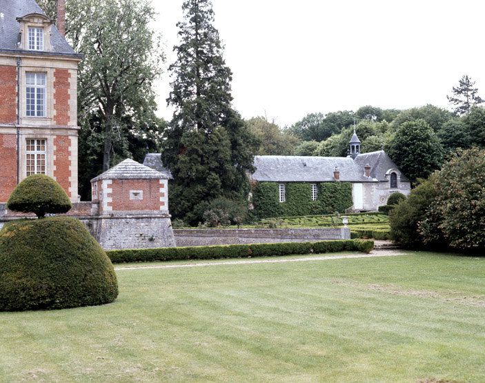 Vue prise du nord : l'ermitage et la chapelle.