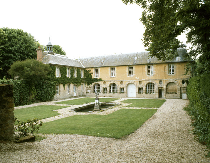 Vue de l'ermitage (aile Est, au fond) et de la galerie (à gauche) menant à la chapelle.