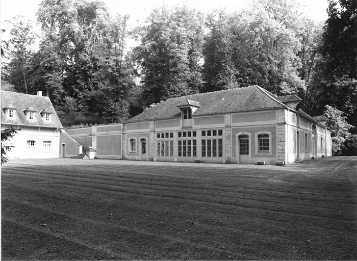 Vue des comuns construits en 1876 à la place de la Rigauderie : remise.