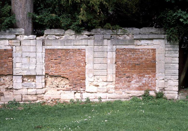 Détail du mur encadrant la grille à l'avant de la 'cour verte'.