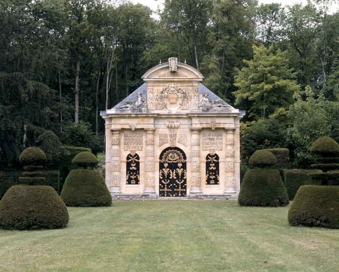 Vue de la façade antérieure du nymphée.