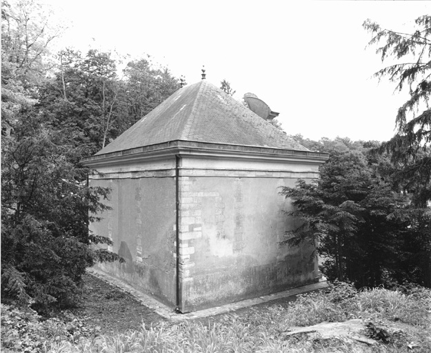 Vue arrière du nymphée : on voit l'entourage d'une baie, aujourd'hui bouchée, qui éclairait l'un des petits cabinets.