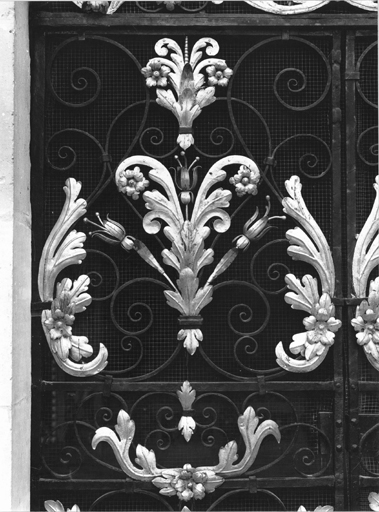 Détail du vantail gauche de la porte.