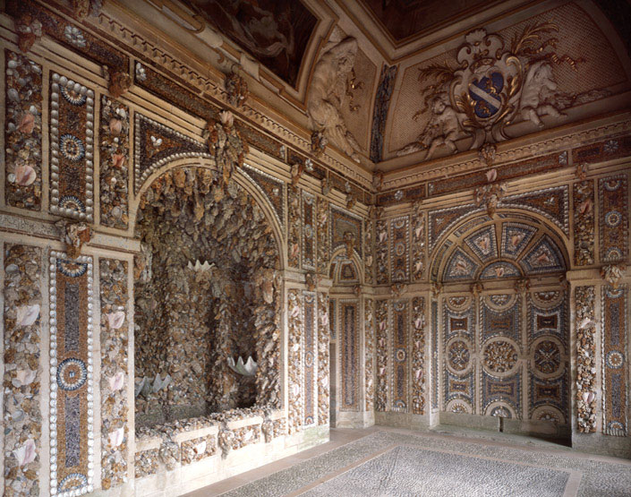 Vue intérieure du nymphée : les niches contenaient des statues, le centre de la salle était occupé par une statue de nymphe posé sur socle utilisé actuellement comme fonts baptismaux dans l'église de Maule. Les murs sont ornés de bas-reliefs représentant un faune, une faunesse, des enfants.