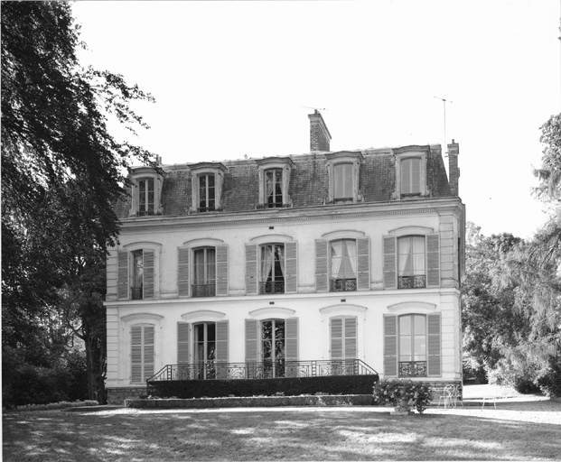 Vue de la façade postérieure.