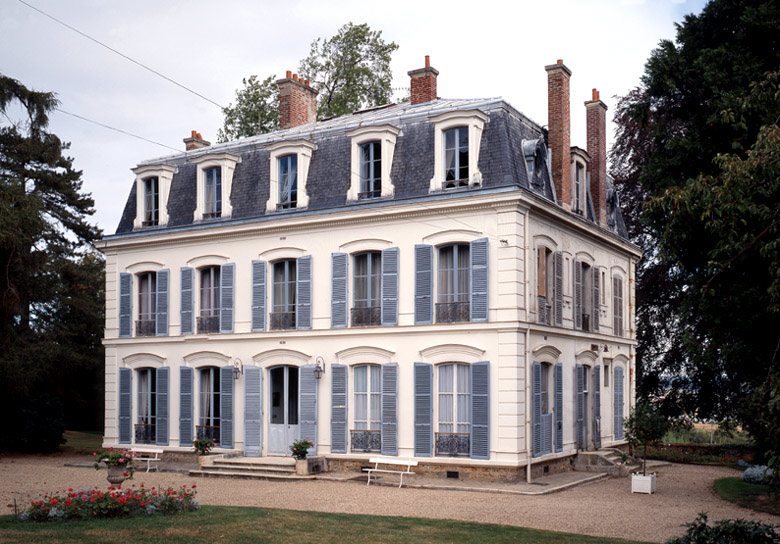 Vue de la façade antérieure.