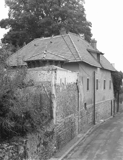 Vue des communs prise depuis la rue de Tressancourt.