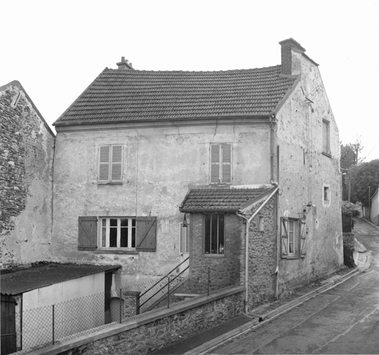 Vue prise de la rue du côté de la cour. La resserre qui s'élevait à l'angle (à gauche) a été détruite.