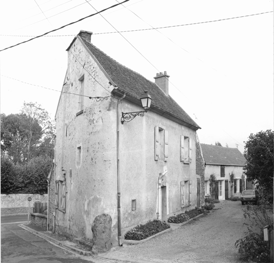 Vue de situation prise depuis la rue Beaunier. La maison s'ouvre sur une cour commune.