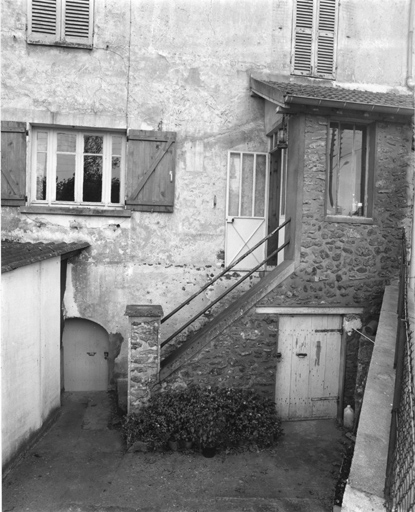 Détail de la façade sur cour montrant les deux entrées de caves.