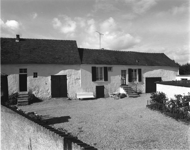 Vue d'ensemble de la cour et des parties agricoles prise depuis l'emplacement du logis (détruit).