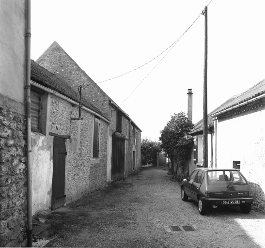 Vue de la cour commune desservant des réserves et des remises.