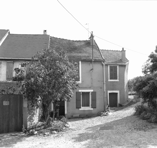 Vue de maisons de type élémentaire.