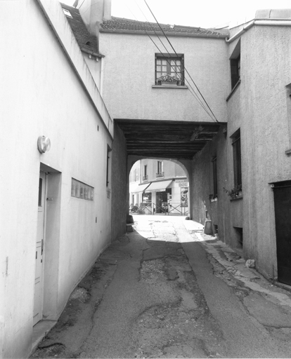 Vue de la cour commune accessible par un porche.