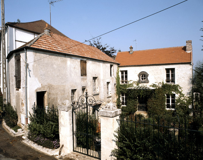 Vue des deux corps d'une maison de maraîcher anciennement transformée en maison de campagne.