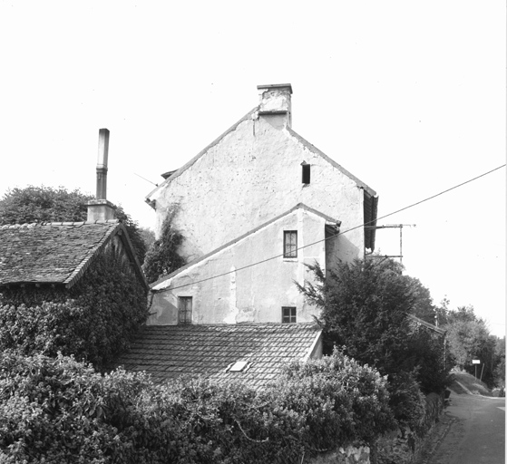 Vue de la façade présentant un escalier extérieur sur pignon.