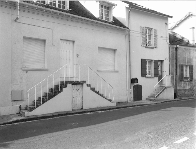 Vue des façades antérieures et des entrées des caves semi-enterrées.