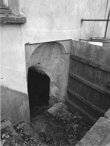 Vue de l'escalier extérieur en équerre menant à la cave sous le logis.