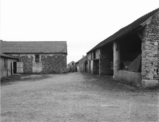 Vue de la grange et, à droite, du hangar et des remises.