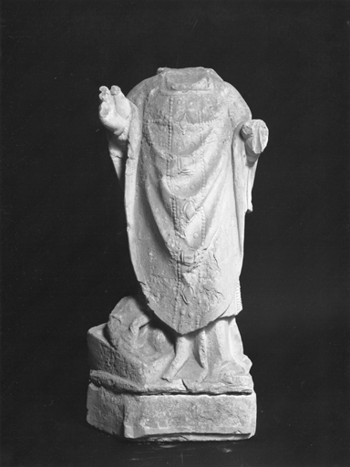 Statue : prêtre