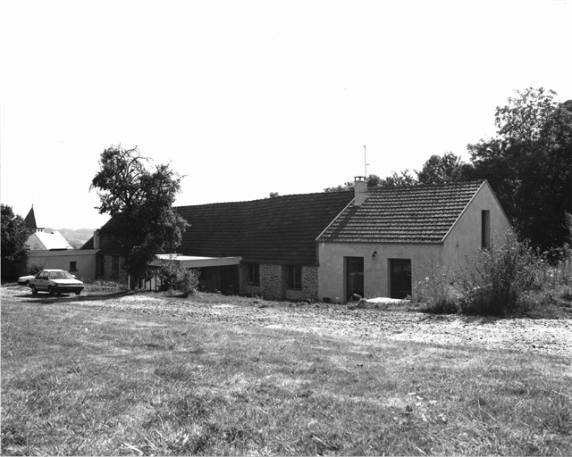 Vue des communs aménagés à l'emplacement d'une ancienne tuilerie.