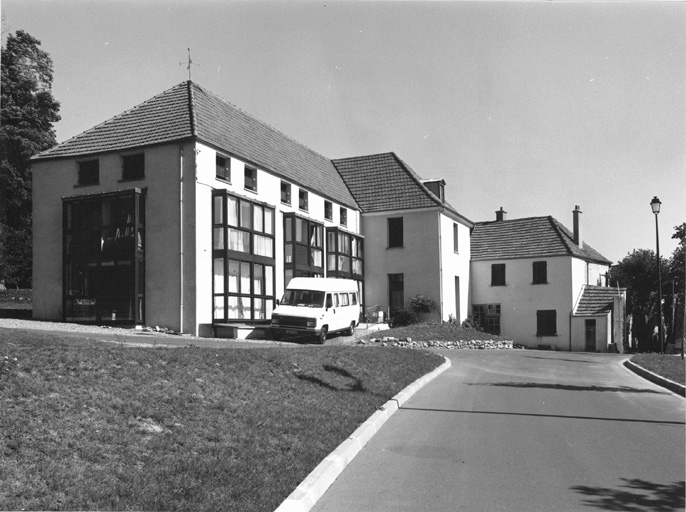 Vue du château primitif devenu des communs après 1832 (réhabilités en 1990).