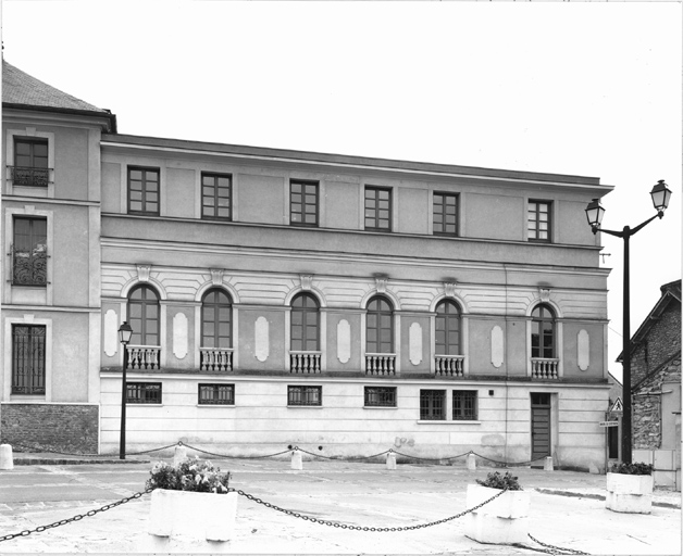 Vue de la façade sur rue des communs (?) situés en prolongement du château.