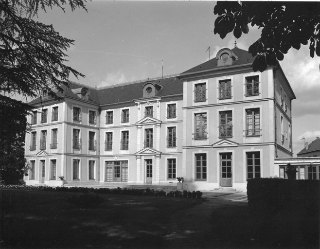 Vue de la façade donnant sur les jardins.