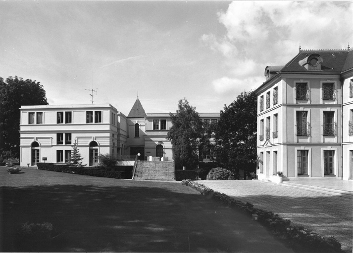 Vue de l'élévation sur jardins des communs (?). La partie gauche est récente.