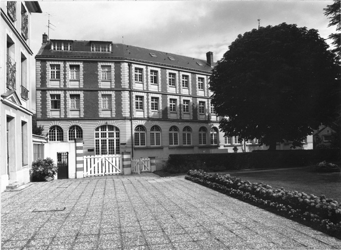 Vue partielle de la façade donnant sur la rue Sainte-Anne du bâtiment à usage scolaire (vue prise de la cour).